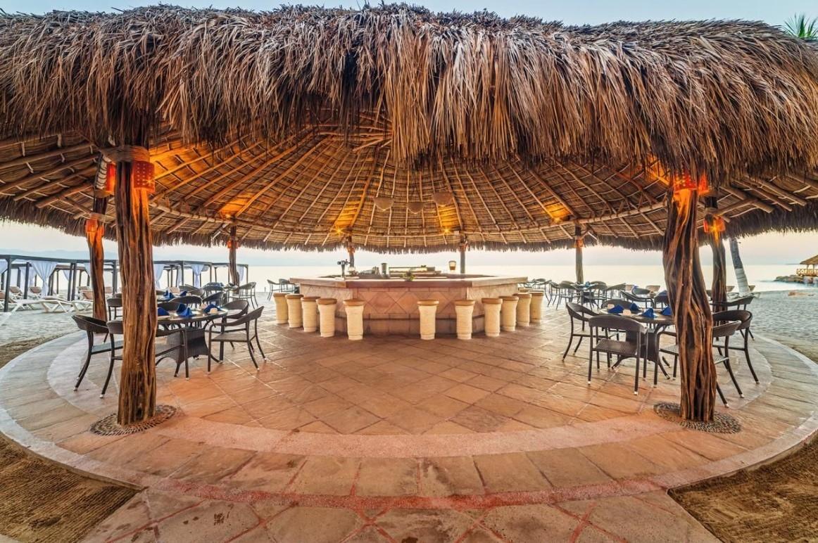 Crown Paradise Golden All Inclusive Resort - Adults Only Puerto Vallarta Exterior photo The beach bar at the resort